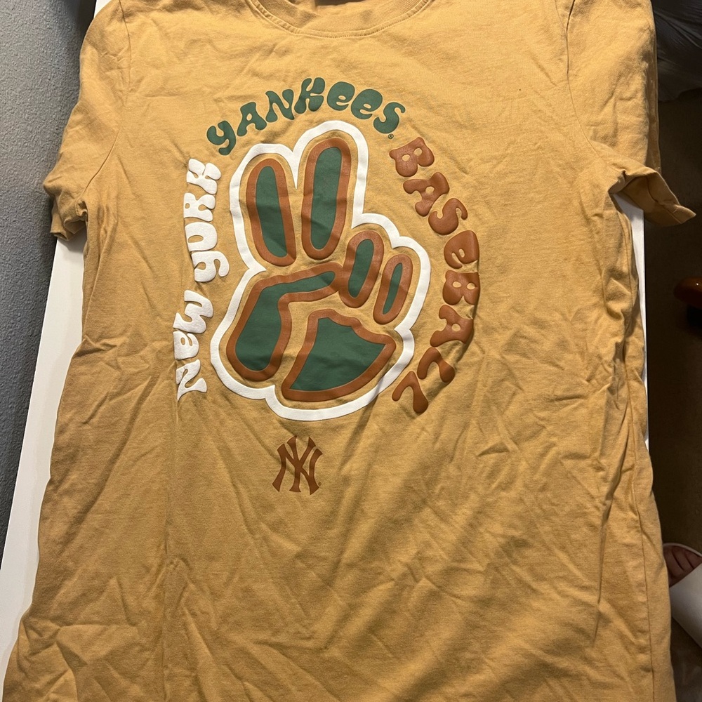 New Era Gold Yankees Graphic Tee